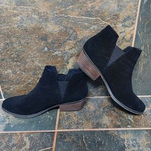 CROWN VINTAGE suede ankle booties